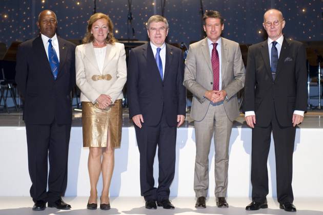 v.l. Kip KEINO (Olympiasieger Leichtathletik, KEN), Svelta OTZETOVA (Olympiasiegerin Rudern, Bulgarien), Dr. Thomas BACH (DOSB-Präsident), Nadia COMANECI (Olympiasiegerin Turnen, ROM), Peter TALLBERG (erster Vors. IOC-Athletenkommission), ganze Figur, Querformat, Deutscher Olympischer SportBund feiert 30 Jahre Olympischer Kongress am 28.09.2011 in Baden-Baden Deutschland