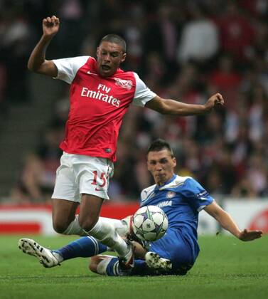 Arsenal s Alex Oxlade-Chamberlain is tackled by Olympiacos Jose Holebas Football - UEFA Champions League - Group F - Arsenal FC v Olympiakos Piräus FC - Wed 28 Sep 2011 - Emirates Stadium - London - UK ZEM14_Arsenal_v_Olympiacos