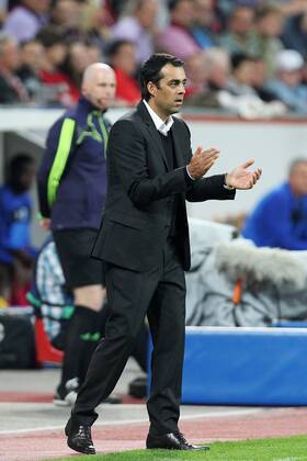 Fußball Champions League Bayer Leverkusen - KRC Genk am 28.09.2011 in der BayArena in Leverkusen Trainer Robin Dutt ( Leverkusen ) applaudiert zum 1:0