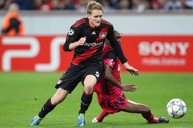Fußball Champions League Bayer Leverkusen - KRC Genk am 28.09.2011 in der BayArena in Leverkusen Andre Schürrle ( Leverkusen ), links - Anele Ngcongca ( Genk ), rechts