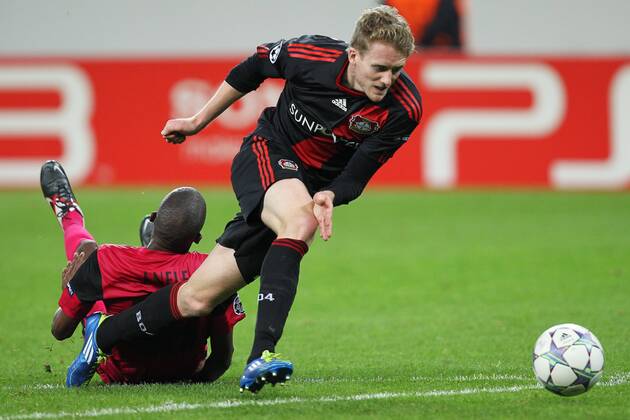 Fußball Champions League Bayer Leverkusen - KRC Genk am 28.09.2011 in der BayArena in Leverkusen Andre Schürrle ( Leverkusen ) wird kurz vor der Strafraumgrenze von Anele Ngcongca ( Genk ) gefoult