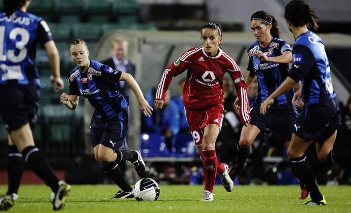 Stabaek FK - 1. FFC Frankfurt, Fatmire Bajramaj breaks free from four stabaek defenders 
