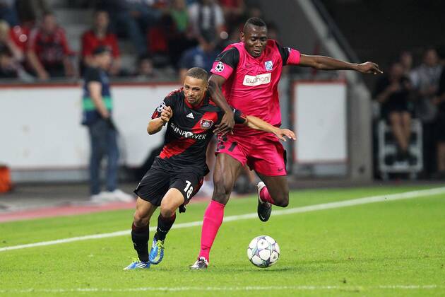 Fußball Champions League Bayer Leverkusen - KRC Genk am 28.09.2011 in der BayArena in Leverkusen Sidney Sam ( Leverkusen ), links - Dugary Ndabashinze ( Genk ), rechts