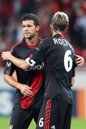Fußball Champions League Bayer Leverkusen - KRC Genk am 28.09.2011 in der BayArena in Leverkusen Michael Ballack ( Leverkusen ), links - Simon Rolfes ( Leverkusen ), rechts gratulieren sich zum 2:0 Sieg