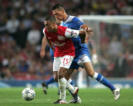 Arsenal s Alex Oxlade-Chamberlain is challenged by Olympiacos Jose Holebas - UEFA Champions League - Group F - Arsenal FC London v Olympiakos Piräus - - Wed 28 Sep 2011 - Emirates Stadium - London - ZEM102_Arsenal_v_Olympiacos