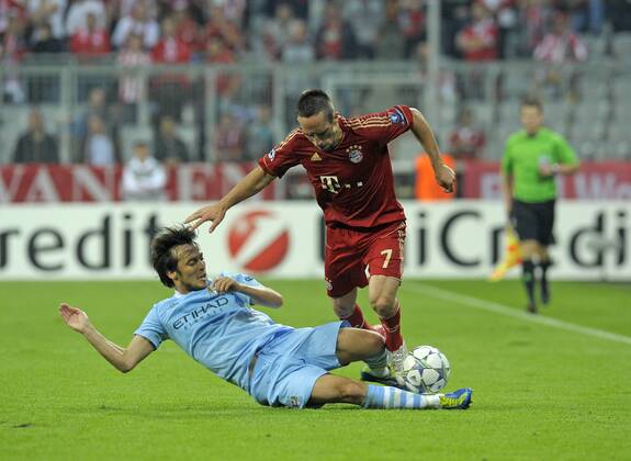 27.09.2011, Fussball UEFA-Champions-League, Vorrunde 2.Spieltag: FC Bayern München - Manchester City, in der Münchner Allianz-Arena. v.li: David Silva (Manchester City) gegen Franck Ribery (München).