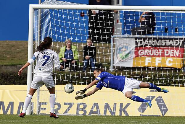 Fussball, UEFA Women s Champions League, Sechzehntelfinale, Rückspiel, 1. FFC Frankfurt (GER) vs. Stabaek FK Fotball (NOR), Nadine Angerer (1. FFC Frankfurt, R), Katrine Pedersen (Stabaek FK Fotball, L)