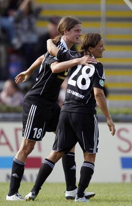 Fussball, UEFA Women s Champions League, Sechzehntelfinale, Rückspiel, 1. FFC Frankfurt (GER) vs. Stabaek FK Fotball (NOR), Jubel bei Kerstin Garefrekes (1. FFC Frankfurt, L), Sandra Smisek (1. FFC Frankfurt, R)
