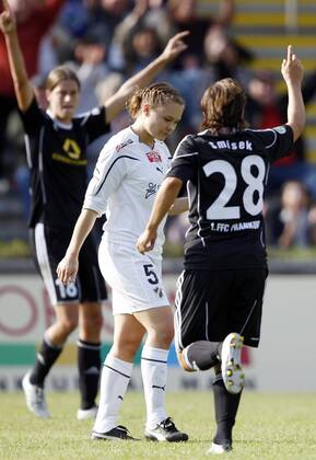 Fussball, UEFA Women s Champions League, Sechzehntelfinale, Rückspiel, 1. FFC Frankfurt (GER) vs. Stabaek FK Fotball (NOR), Jubel bei Sandra Smisek (1. FFC Frankfurt, R), Kerstin Garefrekes (1. FFC Frankfurt, L), Enttäuschung bei Toril Akerhaugen (Stabaek FK Fotball, M)