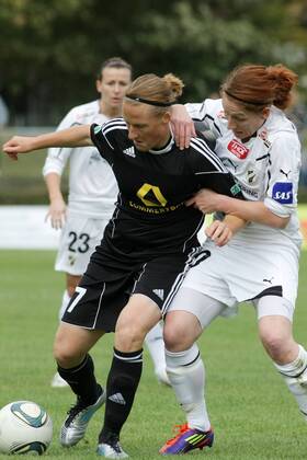 05.10.2011, Frauenfußball, Rückspiel der UEFA Women s Champions League 1. FFC Frankfurt gegen Stabaek Fotball (Norwegen). Melanie Behringer (1. FFC Frankfurt, L), Lise Klaveness.