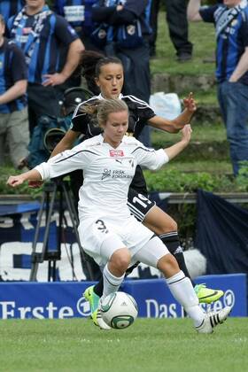 05.10.2011, Frauenfußball, Rückspiel der UEFA Women s Champions League 1. FFC Frankfurt gegen Stabaek Fotball (Norwegen). Line Hauge vor Fatmire Lira Bajramaj (1. FFC Frankfurt).