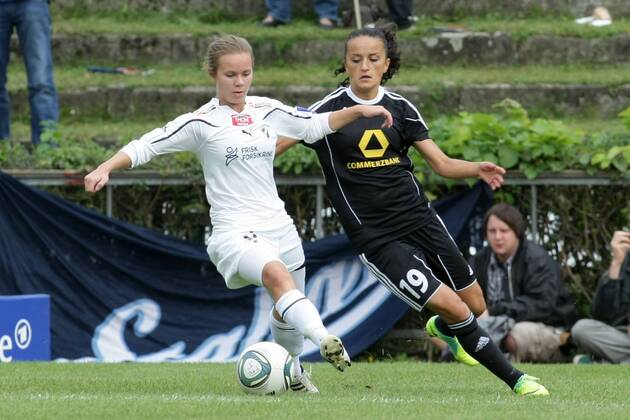 05.10.2011, Frauenfußball, Rückspiel der UEFA Women s Champions League 1. FFC Frankfurt gegen Stabaek Fotball (Norwegen). Line Hauge vor Fatmire Lira Bajramaj (1. FFC Frankfurt).