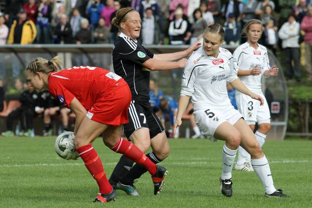 05.10.2011, Frauenfußball, Rückspiel der UEFA Women s Champions League 1. FFC Frankfurt gegen Stabaek Fotball (Norwegen). Torfrau Ingrid Hjelmseth klärt vor Melanie Behringer (1. FFC Frankfurt).