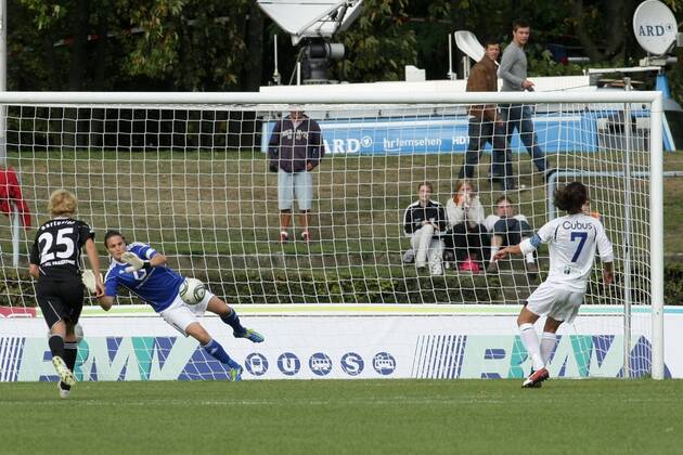 05.10.2011, Frauenfußball, Rückspiel der UEFA Women s Champions League 1. FFC Frankfurt gegen Stabaek Fotball (Norwegen). Torfrau Nadine Angerer (1. FFC Frankfurt) hält Elfmeter von Katrine Pedersen.