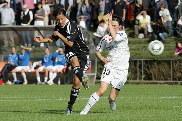05.10.2011, Frauenfußball, Rückspiel der UEFA Women s Champions League 1. FFC Frankfurt gegen Stabaek Fotball (Norwegen). 2:0 durch Sandra Smisek (1. FFC Frankfurt, L), Siri Nordeide Groenli.