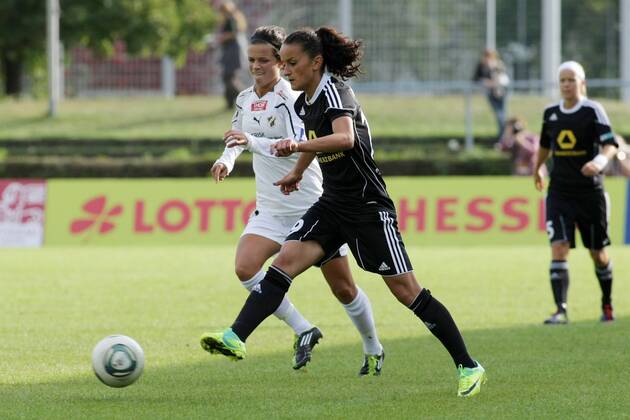 05.10.2011, Frauenfußball, Rückspiel der UEFA Women s Champions League 1. FFC Frankfurt gegen Stabaek Fotball (Norwegen). Fatmire Lira Bajramaj (1. FFC Frankfurt, R), Cathrine Dekkerhus.