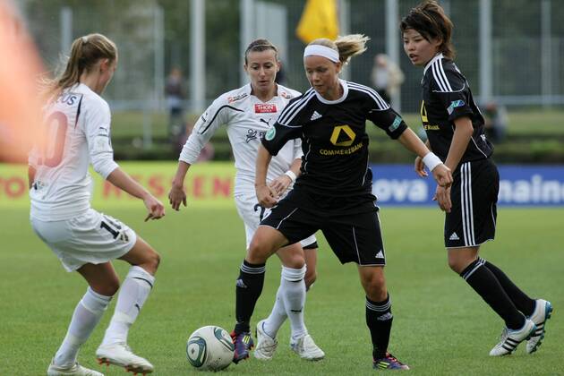 05.10.2011, Frauenfußball, Rückspiel der UEFA Women s Champions League 1. FFC Frankfurt gegen Stabaek Fotball (Norwegen). Sara Thunebro (1. FFC Frankfurt, R), Kristy Moore.