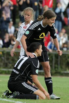 05.10.2011, Frauenfußball, Rückspiel der UEFA Women s Champions League 1. FFC Frankfurt gegen Stabaek Fotball (Norwegen). Jubel nach 3:0 durch Jessica Landström (1. FFC Frankfurt, vorne). Kerstin Garefrekes (1. FFC Frankfurt).