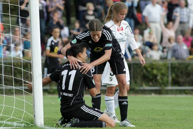 05.10.2011, Frauenfußball, Rückspiel der UEFA Women s Champions League 1. FFC Frankfurt gegen Stabaek Fotball (Norwegen). Jubel nach 3:0 durch Jessica Landström (1. FFC Frankfurt, vorne). Kerstin Garefrekes (1. FFC Frankfurt).