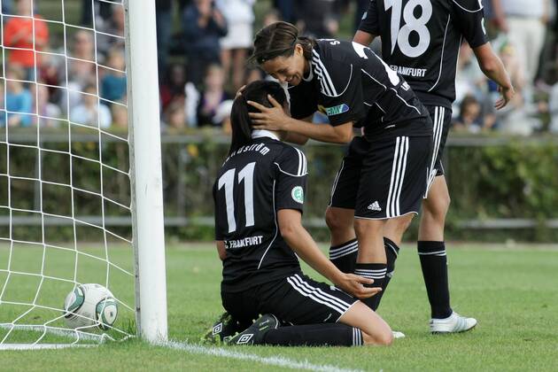 05.10.2011, Frauenfußball, Rückspiel der UEFA Women s Champions League 1. FFC Frankfurt gegen Stabaek Fotball (Norwegen). Jubel nach 3:0 durch Jessica Landström (1. FFC Frankfurt, vorne). Sandra Smisek (1. FFC Frankfurt).