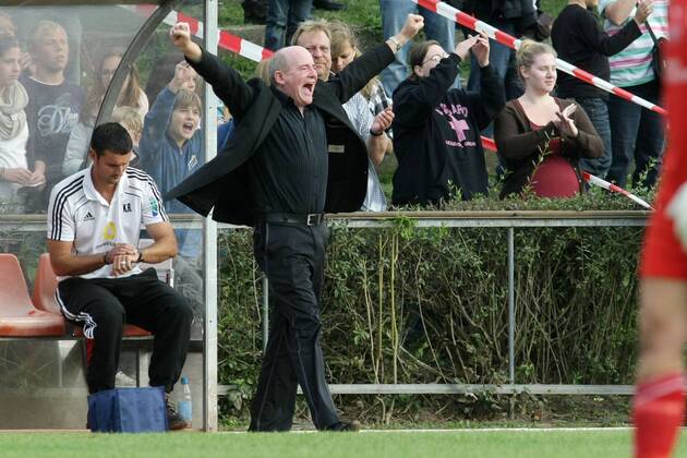 05.10.2011, Frauenfußball, Rückspiel der UEFA Women s Champions League 1. FFC Frankfurt gegen Stabaek Fotball (Norwegen). Manager Siegfried Dietrich (1. FFC Frankfurt) jubel t beim Schlusspfiff.