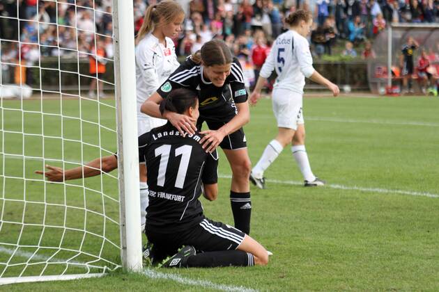 5.10.2011, FFC-Frankfurt, Saison 2011 2012, CHAMPIONS-LEAGUE in Frankfurt 1 16-FINAL-Rückspiel 1. FFC Frankfurt GEGEN STABÄK FOTBALL Aktion, Jessica Landström (FFC Frankfurt) trifft zum 3:0 Torjubel bei Kerstin Garefrekes