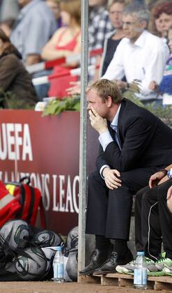 Fussball, UEFA Women s Champions League, Sechzehntelfinale, Rückspiel, 1. FFC Frankfurt (GER) vs. Stabaek FK Fotball (NOR), Enttäuschung bei Trainer Roger Finjord (Stabaek FK Fotball)