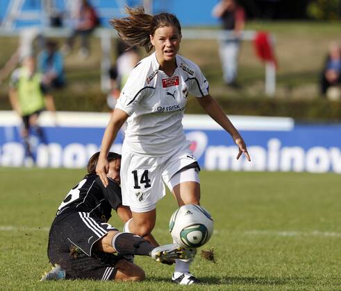 Fussball, UEFA Women s Champions League, Sechzehntelfinale, Rückspiel, 1. FFC Frankfurt (GER) vs. Stabaek FK Fotball (NOR), Sandra Smisek (1. FFC Frankfurt, L), Ingrid Bakke (Stabaek FK Fotball, R)