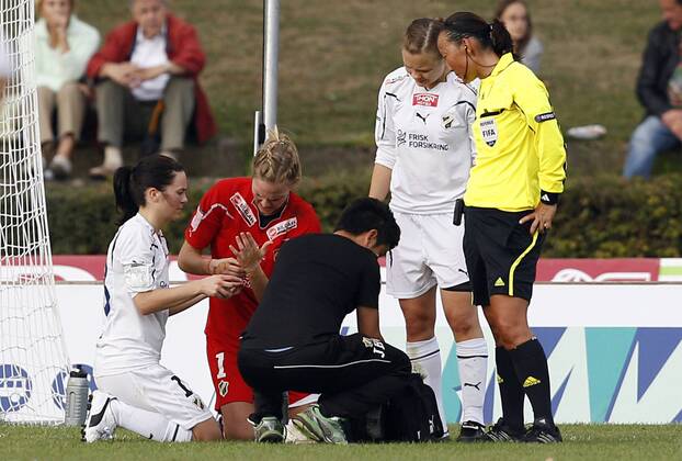 Fussball, UEFA Women s Champions League, Sechzehntelfinale, Rückspiel, 1. FFC Frankfurt (GER) vs. Stabaek FK Fotball (NOR), Ingrid Hjelmseth (Stabaek FK Fotball, R) wird von Siri Nordeide Gronli (Stabaek FK Fotball, L) ab dem Spielfeld behandelt.