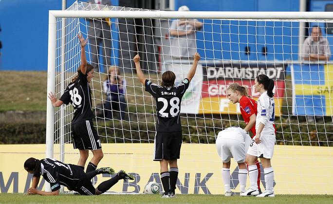 Fussball, UEFA Women s Champions League, Sechzehntelfinale, Rückspiel, 1. FFC Frankfurt (GER) vs. Stabaek FK Fotball (NOR), Jubel bei Jessica Landström (1. FFC Frankfurt, L), Kerstin Garefrekes (1. FFC Frankfurt, M), Sandra Smisek (1. FFC Frankfurt, R)