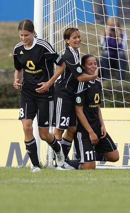Fussball, UEFA Women s Champions League, Sechzehntelfinale, Rückspiel, 1. FFC Frankfurt (GER) vs. Stabaek FK Fotball (NOR), Jubel bei Kerstin Garefrekes (1. FFC Frankfurt, L), Sandra Smisek (1. FFC Frankfurt, M), Jessica Landström (1. FFC Frankfurt, R)