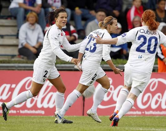 Fussball, UEFA Women s Champions League, Sechzehntelfinale, Rückspiel, 1. FFC Frankfurt (GER) vs. Stabaek FK Fotball (NOR), Jubel bei Cathrine Dekkerhus (Stabaek FK Fotball, L), Kristy Moore (Stabaek FK Fotball, M), Lise Klaveness (Stabaek FK Fotball, R)