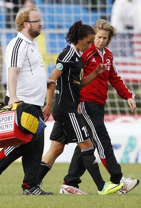 Fussball, UEFA Women s Champions League, Sechzehntelfinale, Rückspiel, 1. FFC Frankfurt (GER) vs. Stabaek FK Fotball (NOR), Fatmire Bajramaj (1. FFC Frankfurt, M), wird verletzt vom Spielfeld gebracht.