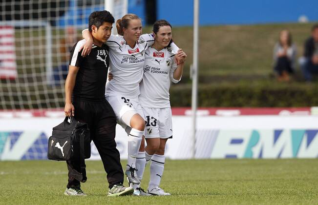 Fussball, UEFA Women s Champions League, Sechzehntelfinale, Rückspiel, 1. FFC Frankfurt (GER) vs. Stabaek FK Fotball (NOR), Julie Adsero (Stabaek FK Fotball, M) wird verletzt vom Spielfeld gebracht.
