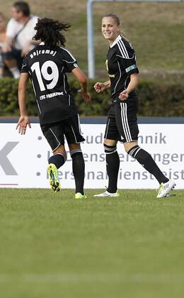 Fussball, UEFA Women s Champions League, Sechzehntelfinale, Rückspiel, 1. FFC Frankfurt (GER) vs. Stabaek FK Fotball (NOR), Jubel bei Ana-Maria Crnogorcevic (1. FFC Frankfurt, R), Fatmire Bajramaj (1. FFC Frankfurt, L)