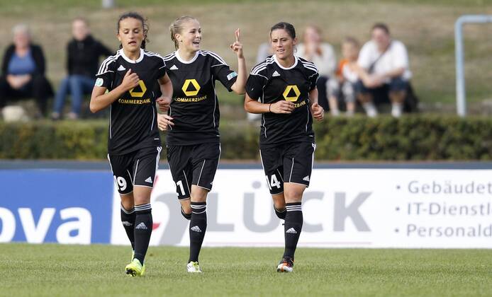 Fussball, UEFA Women s Champions League, Sechzehntelfinale, Rückspiel, 1. FFC Frankfurt (GER) vs. Stabaek FK Fotball (NOR), Jubel bei Fatmire Bajramaj (1. FFC Frankfurt, L), Ana-Maria Crnogorcevic (1. FFC Frankfurt, M), Alexandra Krieger (1. FFC Frankfurt, R)