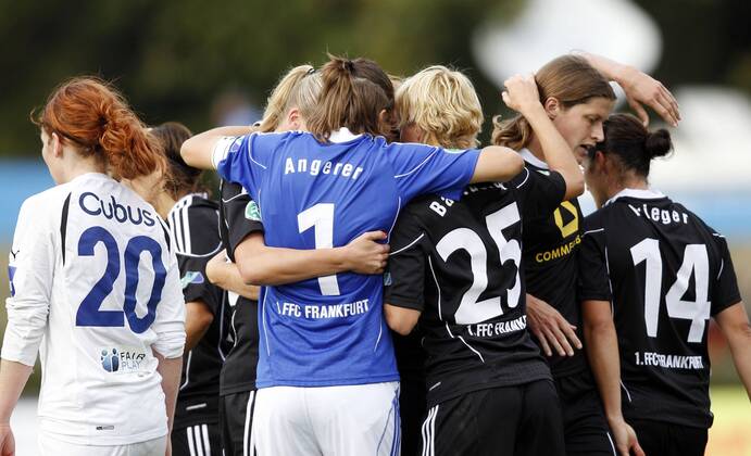 Fussball, UEFA Women s Champions League, Sechzehntelfinale, Rückspiel, 1. FFC Frankfurt (GER) vs. Stabaek FK Fotball (NOR), Jubel bei den Spielerinnen vom 1. FFC Frankfurt nach Spielende.