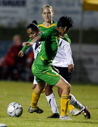 FUSSBALL - UEFA CL Damen, Neulengbach vs Almaty NEULENGBACH,AUSTRIA,05.OKT.11 - FUSSBALL, FRAUENFUSSBALL - UEFA Champions League, NOE SV Neulengbach vs CSHVSM Kairat Almaty. Bild zeigt Marina Volkova (Almaty), Giovana Perpetuo Dos Santos Floriano (Neulengbach) und Aigerim Alimbozova (Almaty).