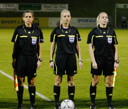 FUSSBALL - UEFA CL Damen, Neulengbach vs Almaty NEULENGBACH,AUSTRIA,05.OKT.11 - FUSSBALL, FRAUENFUSSBALL - UEFA Champions League, NOE SV Neulengbach vs CSHVSM Kairat Almaty. Bild zeigt das Schiedsrichterteam.