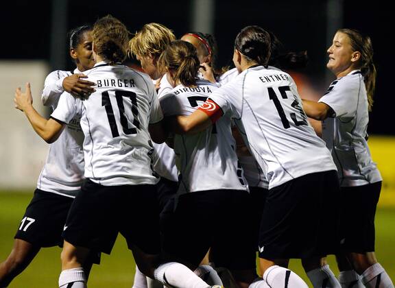 FUSSBALL - UEFA CL Damen, Neulengbach vs Almaty NEULENGBACH,AUSTRIA,05.OKT.11 - FUSSBALL, FRAUENFUSSBALL - UEFA Champions League, NOE SV Neulengbach vs CSHVSM Kairat Almaty. Bild zeigt den Jubel von Neulengbach.