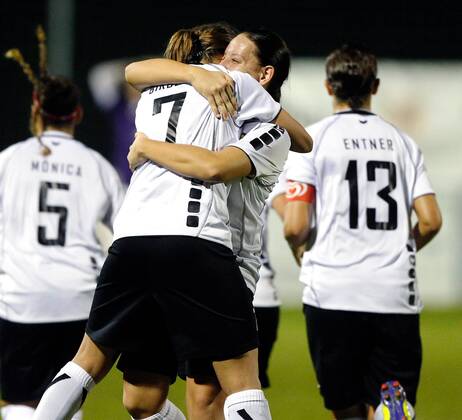 FUSSBALL - UEFA CL Damen, Neulengbach vs Almaty NEULENGBACH,AUSTRIA,05.OKT.11 - FUSSBALL, FRAUENFUSSBALL - UEFA Champions League, NOE SV Neulengbach vs CSHVSM Kairat Almaty. Bild zeigt den Jubel von Alexandra Biroova und Natascha Celouch (Neulengbach).