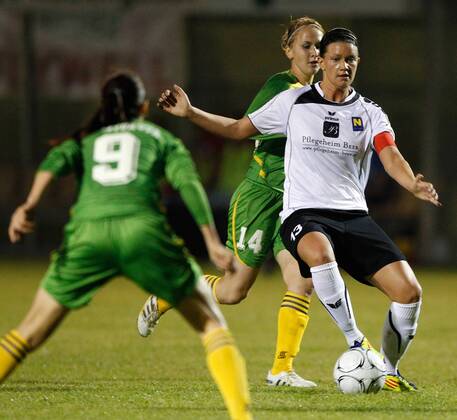 FUSSBALL - UEFA CL Damen, Neulengbach vs Almaty NEULENGBACH,AUSTRIA,05.OKT.11 - FUSSBALL, FRAUENFUSSBALL - UEFA Champions League, NOE SV Neulengbach vs CSHVSM Kairat Almaty. Bild zeigt Yekaterina Krassyukova, Marina Volkova (Almaty) und Kathrin Entner (Neulengbach).
