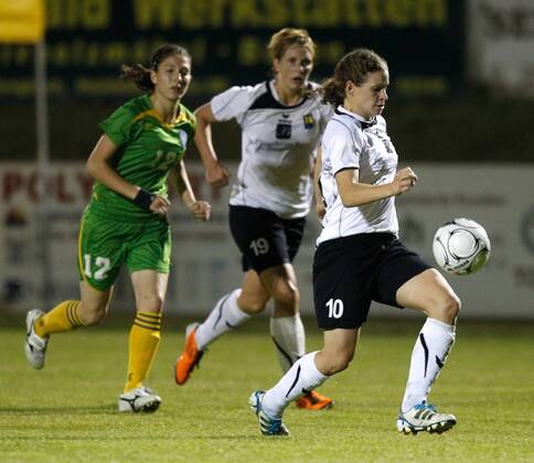 FUSSBALL - UEFA CL Damen, Neulengbach vs Almaty NEULENGBACH,AUSTRIA,05.OKT.11 - FUSSBALL, FRAUENFUSSBALL - UEFA Champions League, NOE SV Neulengbach vs CSHVSM Kairat Almaty. Bild zeigt Ramina Mahedova (Almaty), Maria Gstöttner und Nina Burger (Neulengbach).