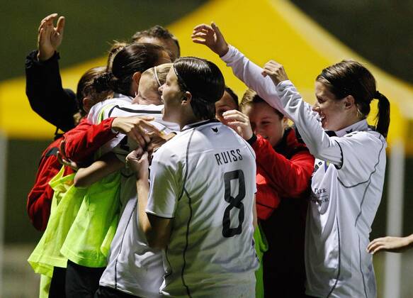 FUSSBALL - UEFA CL Damen, Neulengbach vs Almaty NEULENGBACH,AUSTRIA,05.OKT.11 - FUSSBALL, FRAUENFUSSBALL - UEFA Champions League, NOE SV Neulengbach vs CSHVSM Kairat Almaty. Bild zeigt den Jubel von Neulengbach.