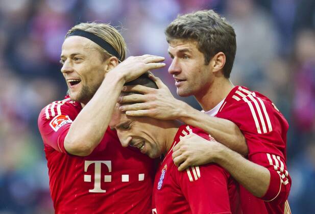 Frank Ribery (Bayern 7) jubelt nach dem Tor zum 2-0 mit Anatoliy Tymoshchuk, FCB 44, Thomas Müller Mueller (Bayern 25) , Jubel, Freude, Emotionen, Feiern, Lachen, jubelt, freuen , umarmung Fussball 1. Bundesliga , München , am 15.10.2011 FC BAYERN MÜNCHEN - HERTHA BSC BERLIN (4 -0 ) 09.Spieltag,09.Spieltag09, Saison 2011 2012, Saison1112 , Liga01, 1.Liga, 1.Bundesliga, FCB, München,
