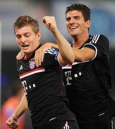 FUSSBALL CHAMPIONS LEAGUE SAISON 2011 2012 18.10.2011 SSC Neapel - FC Bayern München JUBEL FC Bayern München: Torschütze zum 0-1 Toni Kroos (li) mit Mario Gomez 