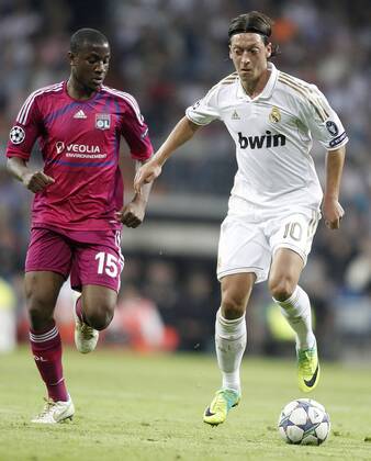 Real Madrid s Mesut Özil against Olympique Lyonnais Gueida Fofana during UEFA Champions League match. October 18, 2011.  ()