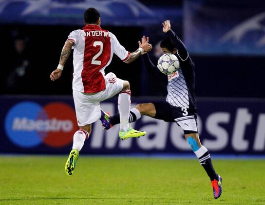 FUSSBALL - CL, Zagreb vs Ajax ZAGREB, KROATIEN, 18.OKT.11 - UEFA Champions League, Gruppenphase, Dinamo Zagreb vs AFC Ajax Amsterdam. Bild zeigt Gregory van der Wiel (Ajax) und Luis Ibanez (Zagreb). 
