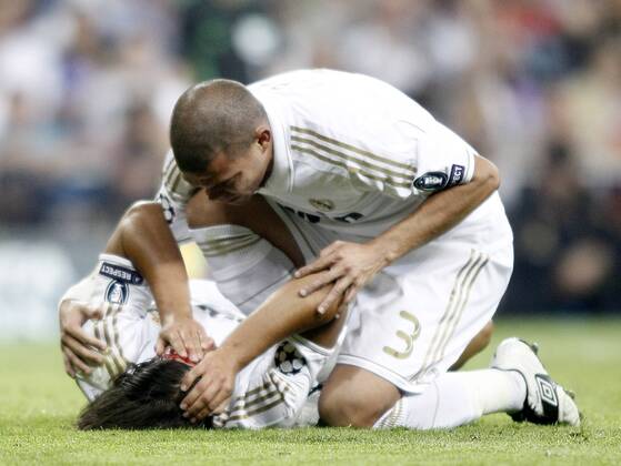 Real Madrid s Sami Khedira injured with blood, Pepe (R) during UEFA Champions League match. October 18, 2011.  (20098889)