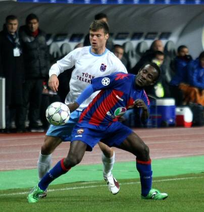Moscow. 18 oct. 2011. CHAMPIONS LEAGUE 2011-2012, CSKA Moscow - Trabzonspor: 8.DOUMBIA Seydou (CSKA), Ondrej Celustka (Trabzonspor AS). 